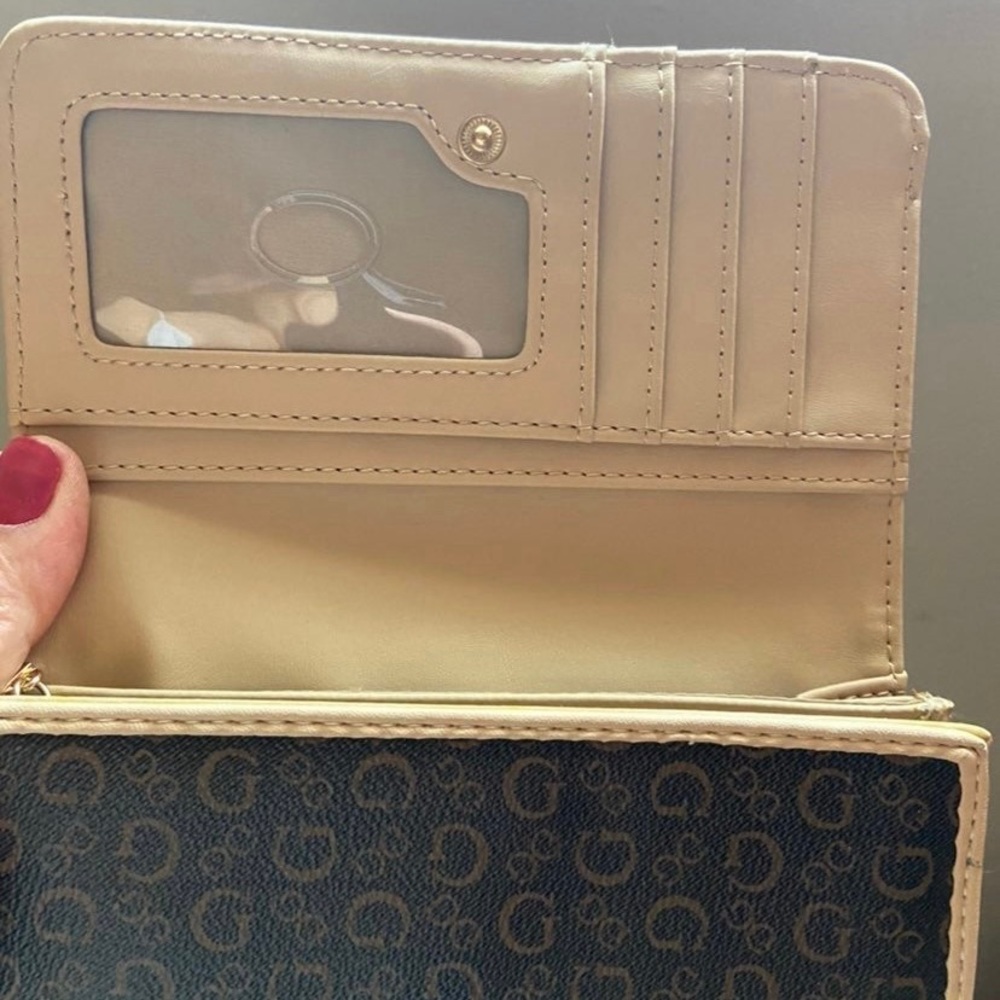 Guess Wallet - Picture 3 of 6